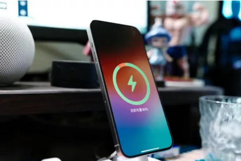 巨鹿苹果15换屏服务分享用什么充电器给iPhone15充电更好 